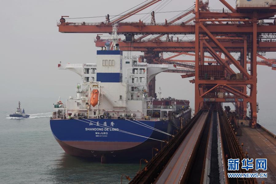  2021年2月23日，一艘轮船靠泊在唐山港曹妃甸港区矿石码头卸货。新华社记者 杨世尧 摄