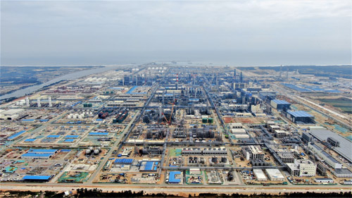 寰球工程公司总承包建设的广东石化炼化一体化项目施工现场。