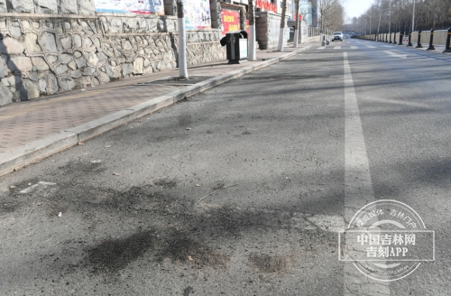 学校南门道路两侧原来的停车线已经被取消