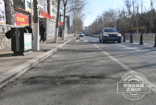 学校南门道路两侧停车位被取消