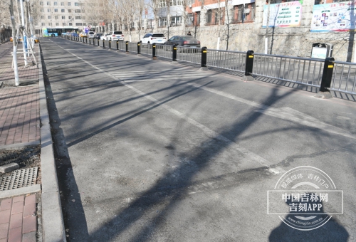 　道路中间已安装上了隔离栏