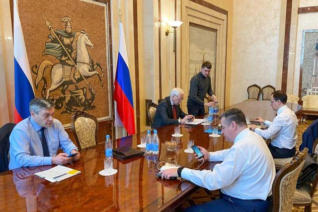 当地时间2022年2月27日，白俄罗斯戈梅利，俄罗斯代表团为会谈做好充分准备，等待乌克兰代表团。图/IC photo