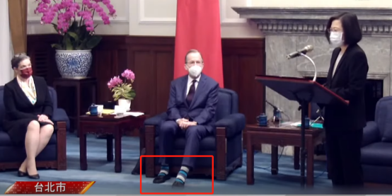 美派跨党派代表团窜访台湾，美前参谋联席会主席迈克尔·马伦穿花色袜子与蔡英文见面。台媒报道截图