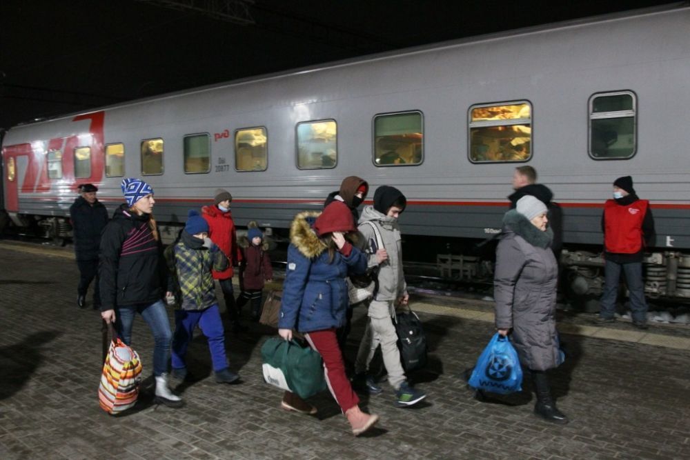 2月22日，来自乌克兰东部的难民乘坐火车抵达俄罗斯下诺夫哥罗德。新华社发（罗曼摄）