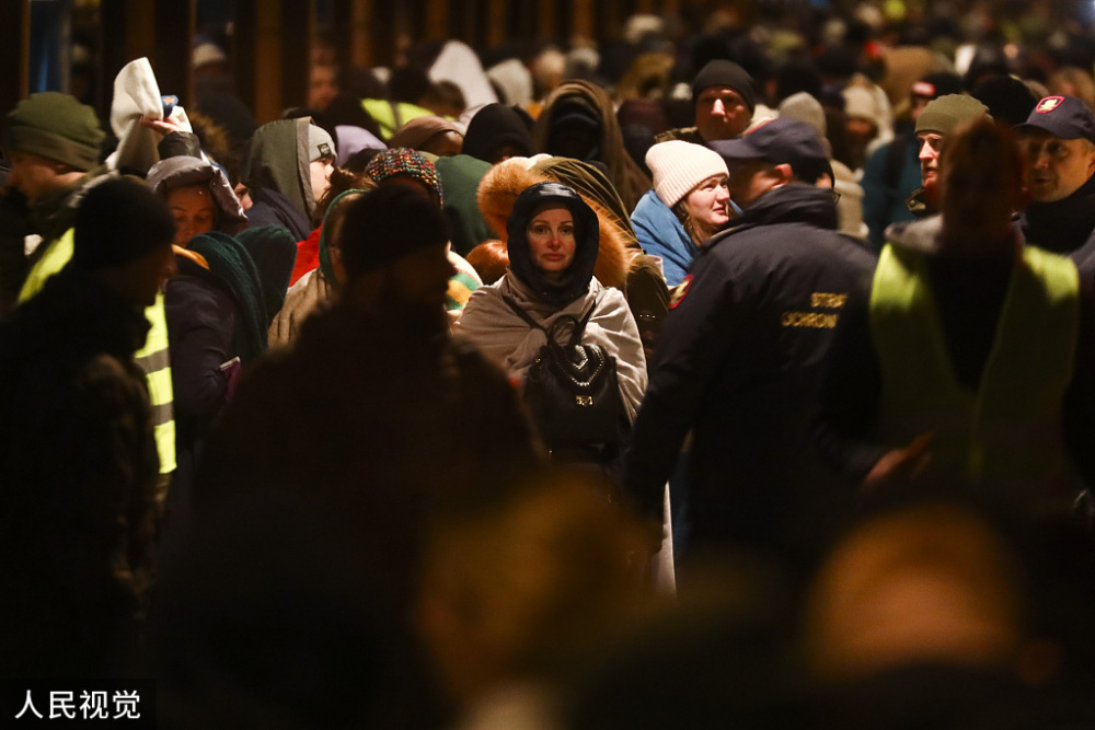 当地时间2月27日，部分乌克兰难民抵达波兰首都华沙，难民大多为妇女、老人和儿童。