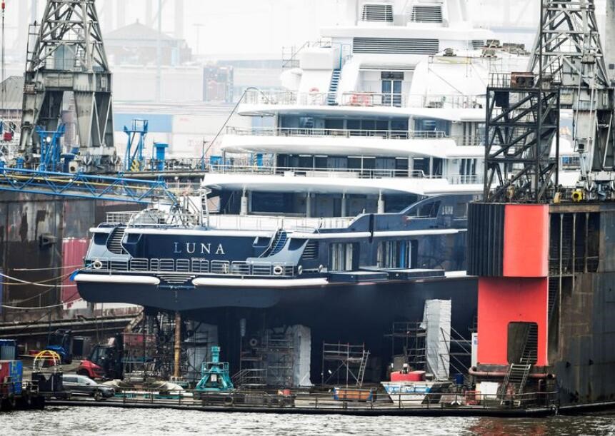 115米长的豪华游艇Luna（月神号）被扣押在德国汉堡港   图源：路透社