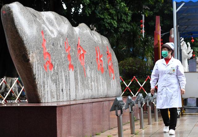 杜丽群在广西南宁市第四人民医院大院内。新华社记者 陆波岸 摄