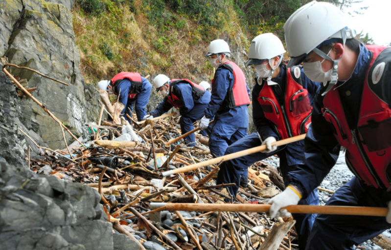 日本警方开展3.11地震搜索工作(日媒报道截图)
