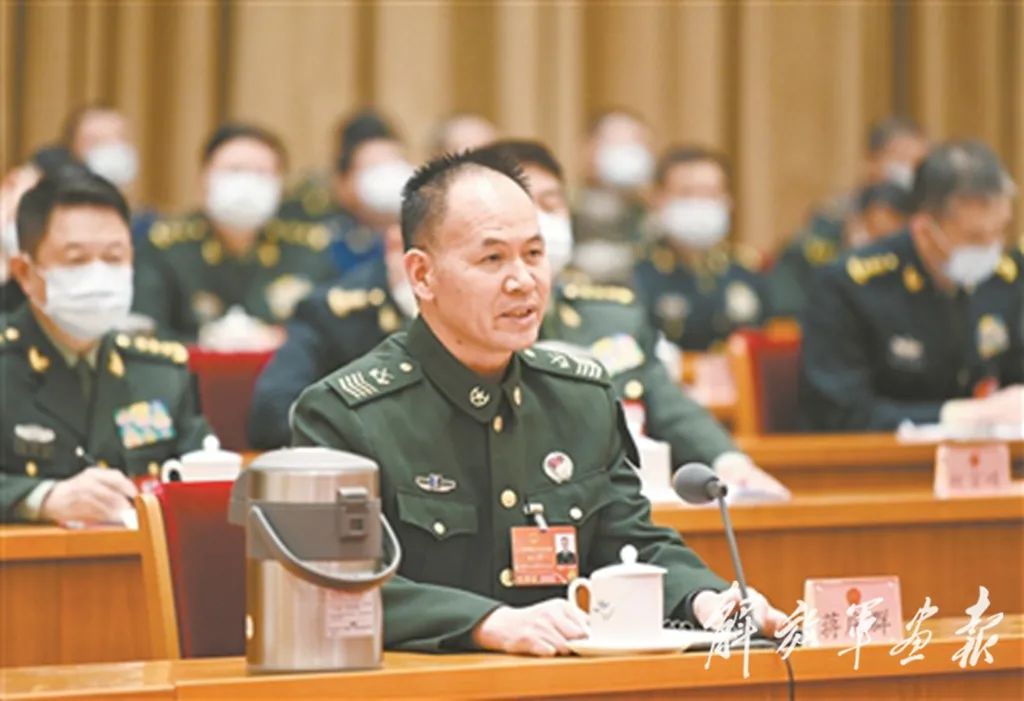 图为军队人大代表蒋庆群发言.