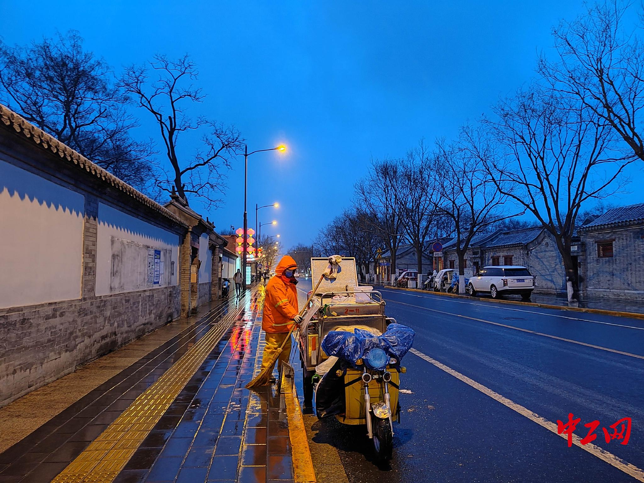 刘云摄北京五道营胡同,一名正在雪中穿梭的环卫工人.