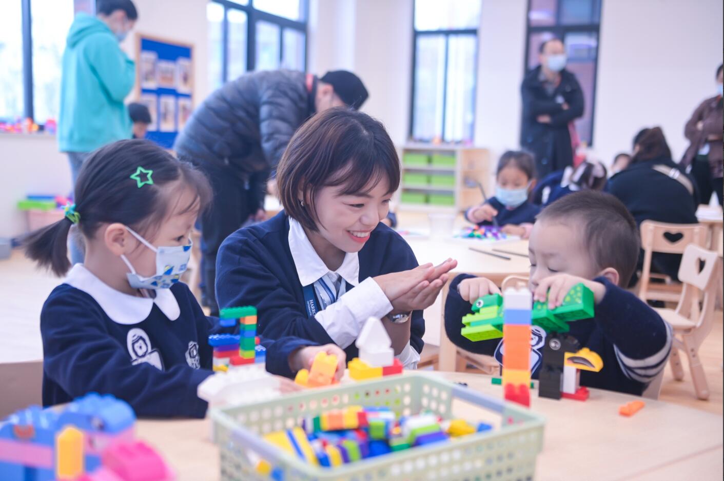“小狮子”和老师在一起学习!(来源:温州视线)