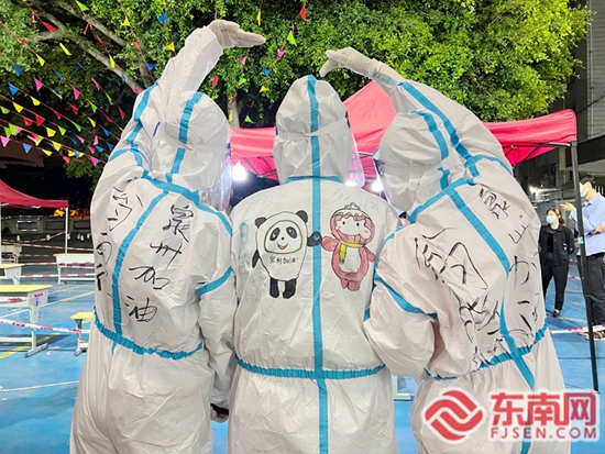 大白身上作画缓解儿童紧张情绪