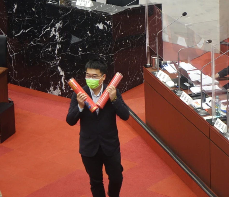 蓝营将两根蜡烛送给陈其迈，民进党议员收取。（台媒）