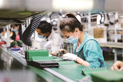 东莞市德普特电子有限公司生产车间东莞伟士塑胶制品有限公司里,员工
