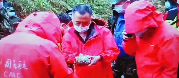 ▲这是被发现的一部东航MU5735航班黑匣子(视频截图) 图据新华社