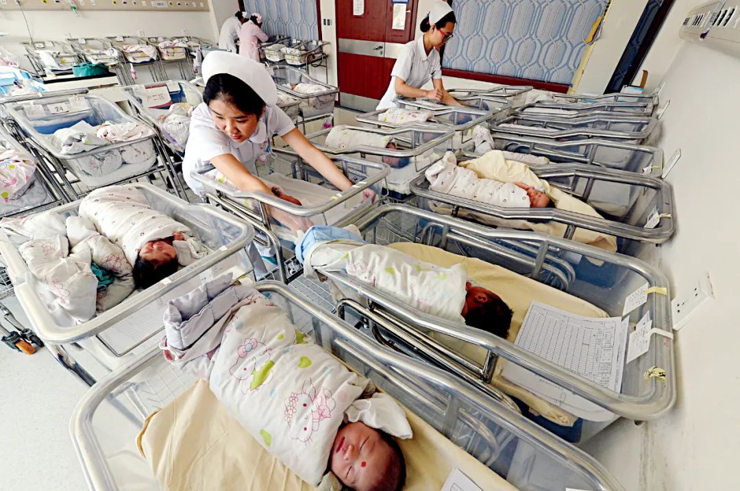 2016年2月16日，甘肃省妇幼保健院从正月初一到正月初八8天共迎来352个“猴宝宝”。图/视觉中国