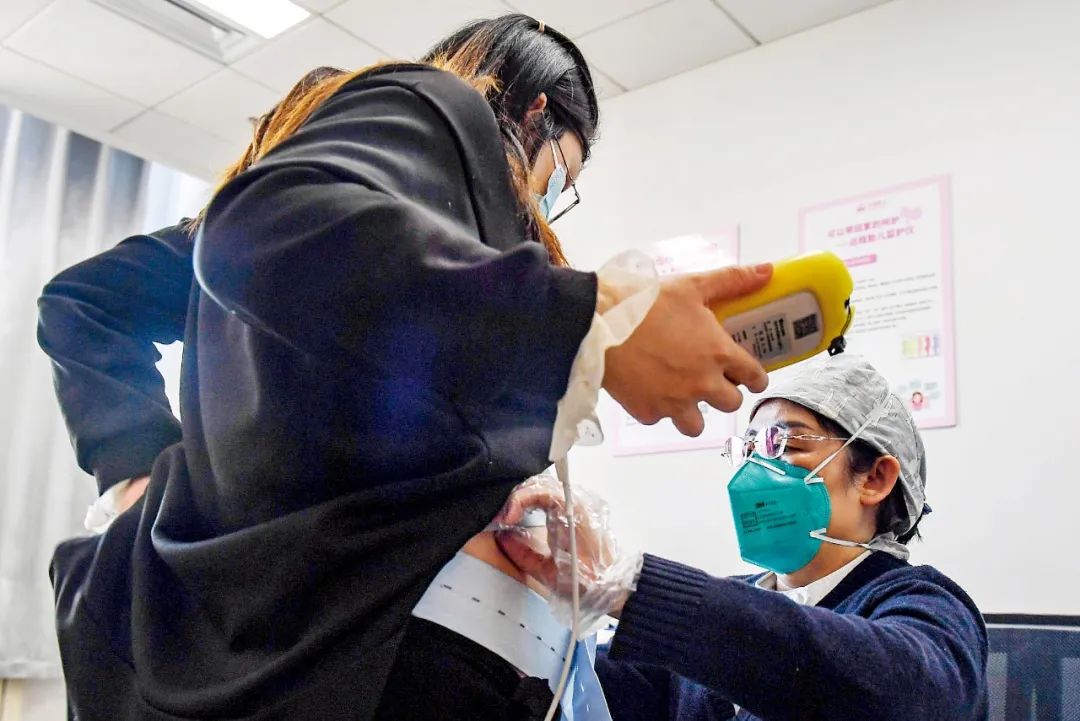 2022年2月23日，内蒙古呼和浩特市妇幼保健院妇产科内，医务人员准备为孕妇做胎心监测。图/新华