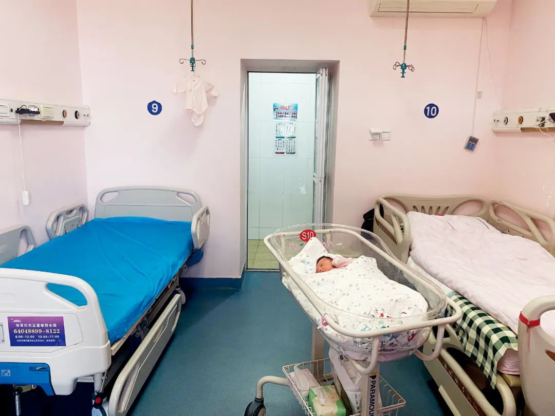 北京市东城区妇幼保健院产科病房区的双人间病房。由于分娩量下降,再加上疫情防控需要,现在每间仅安排住一名产妇。摄影/本刊记者 于冉