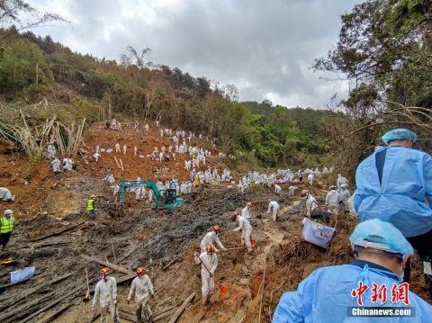资料图：3月25日，武警广西总队200余名官兵同民兵、消防等救援力量一起在核心区搜救。 中新社发 江怀鹏 摄