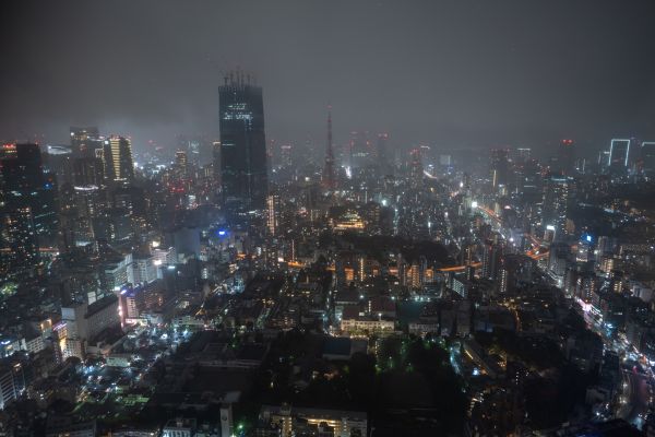 2022年3月26日，日本东京塔在“地球一小时”活动中熄灯。 新华社
