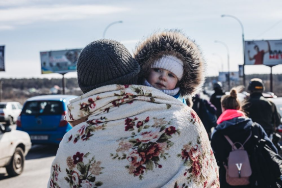 人们在乌克兰基辅州伊尔平通过人道主义通道撤离。（新华社图片）
