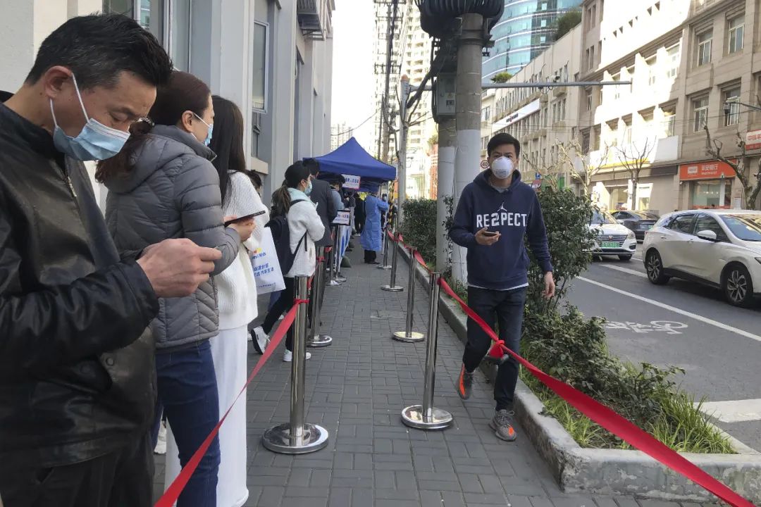 其中,上海新增本土确诊355例,本土无症状5298例.