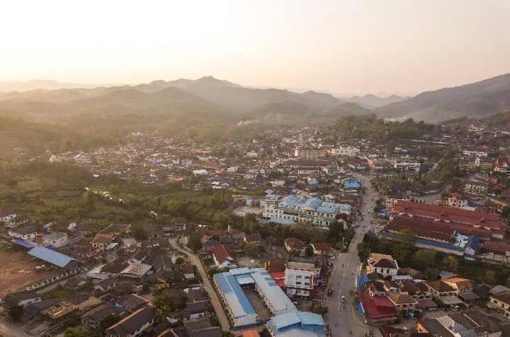 这是3月9日拍摄的老挝北部商贸重镇孟赛（无人机照片）。新华社发（凯乔摄）