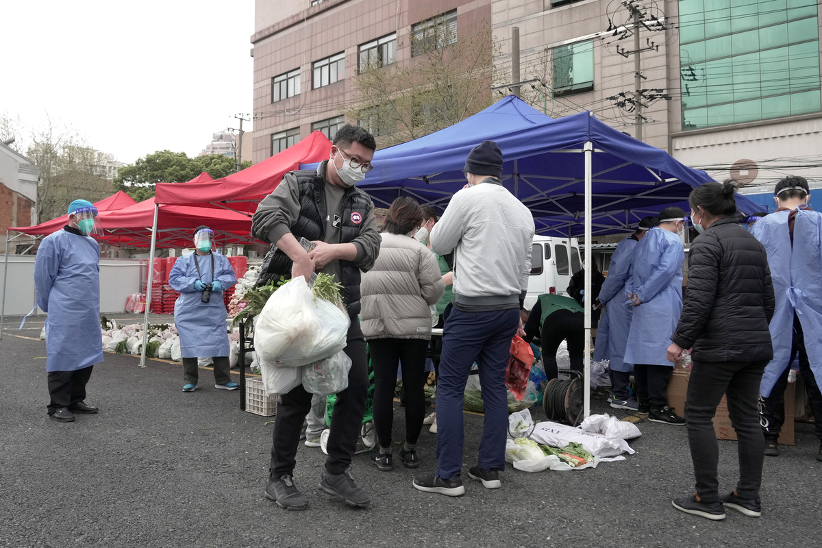 上海:临时"马路菜场"解决居民买菜难题|上海市_新浪财经_新浪网