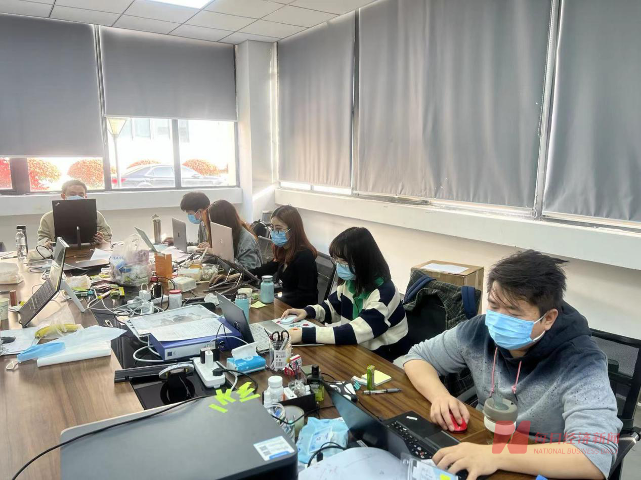 (光大证券值班员工工作中 图片来源:光大证券供图)