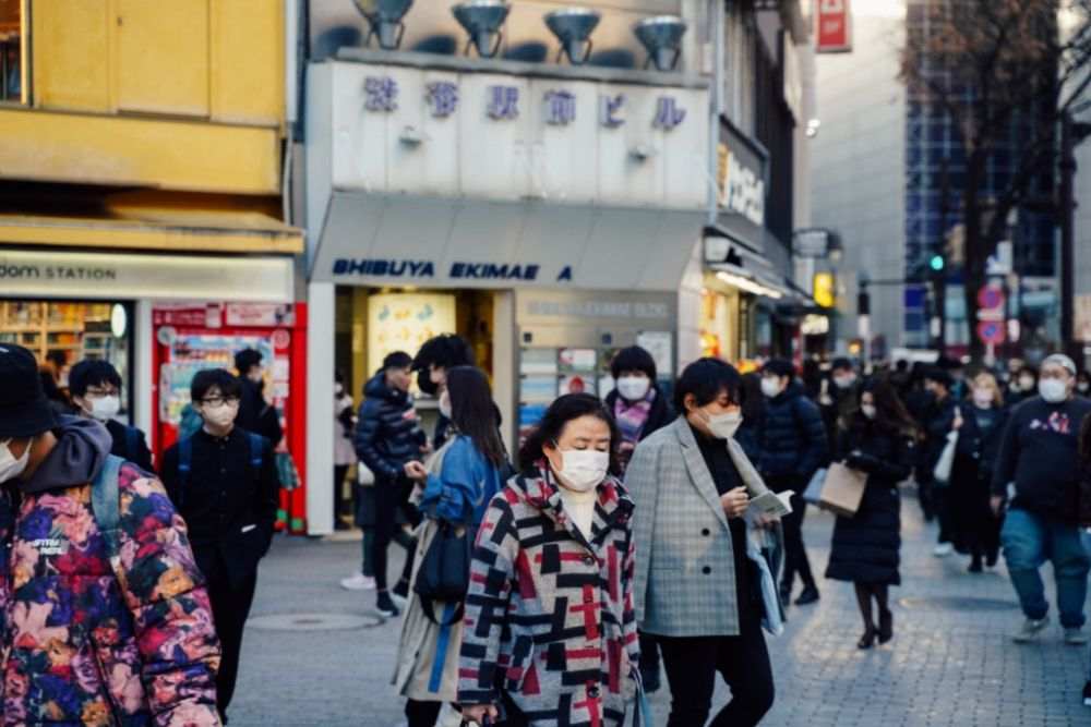 1月21日，人们戴口罩走在日本东京涩谷街头。新华社记者张笑宇摄