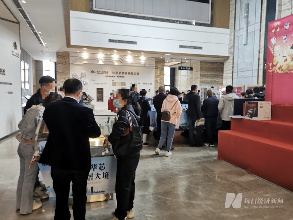 售樓處圍滿了購房者 每經記者 陳利 攝