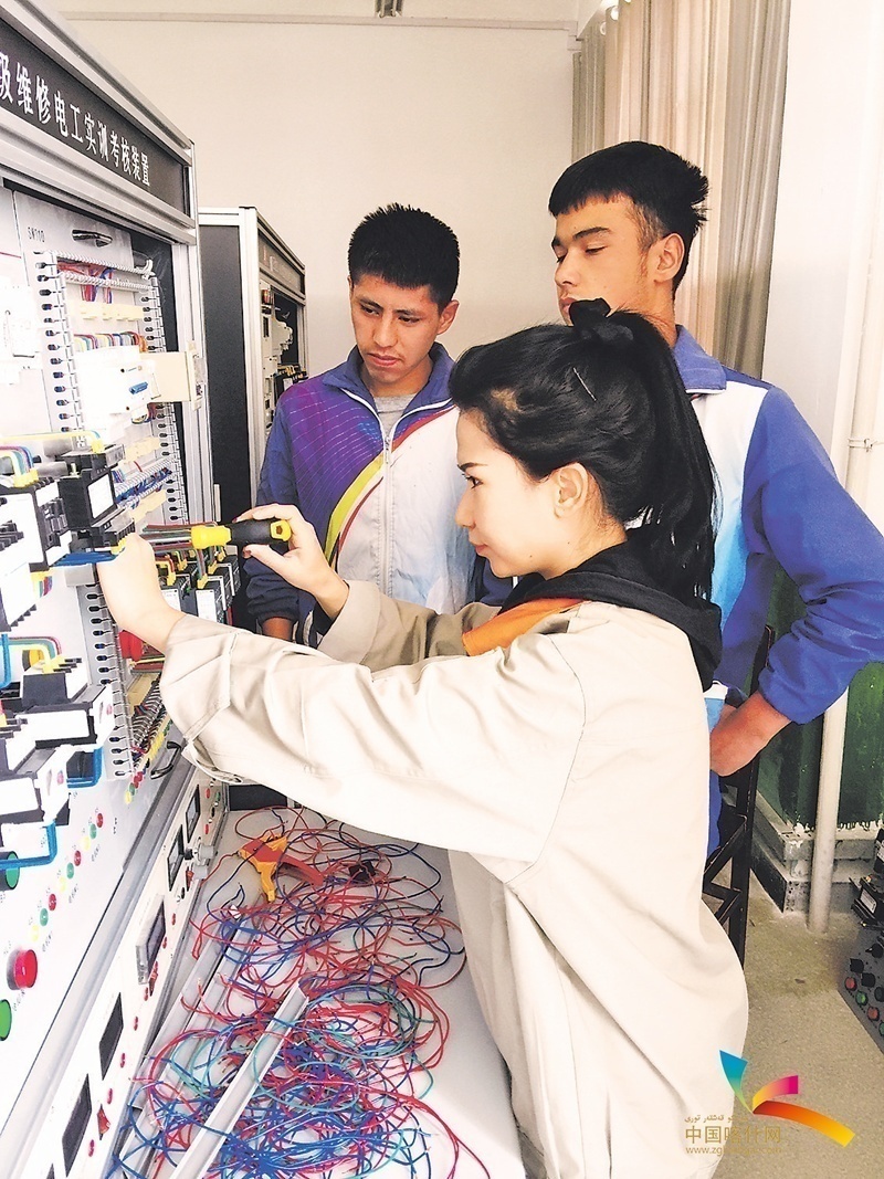 ▲喀什职业技术学院学生学习电工专业知识。