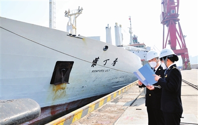 天津临港海关关员对“紫丁香”轮进行现场监管。照片由天津海关提供