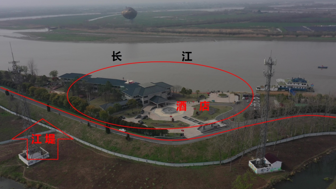 图1 2022年3月27日，督察组现场督察发现，扬中市西沙湾星空酒店违法建设在长江河道内