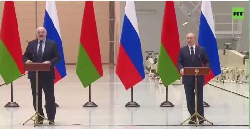 普京与卢卡申科举行记者会，图源：“今日俄罗斯”视频截图