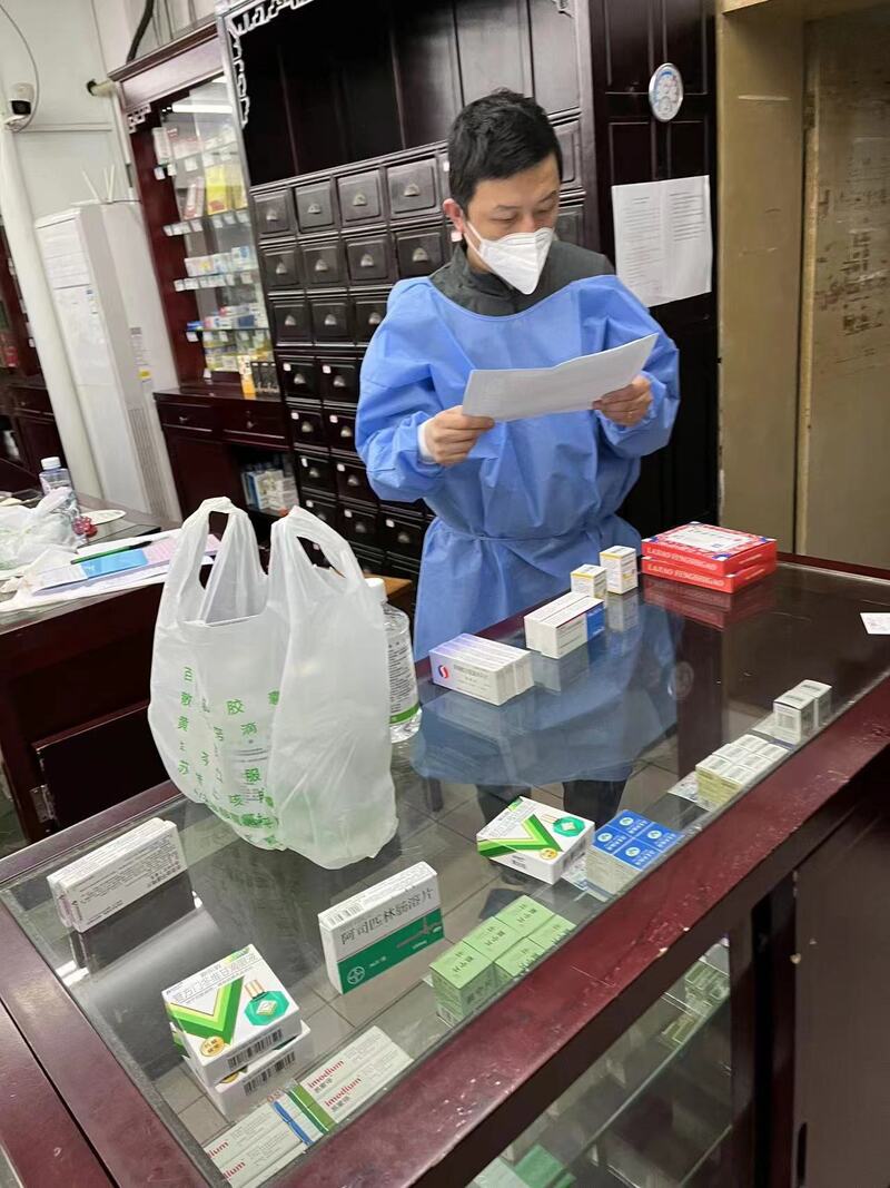 童涵春堂復工門店的藥師在為顧客配藥。