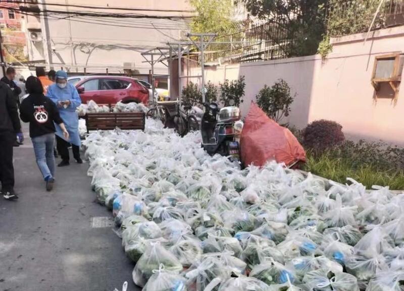 海底撈向社區投放團購物資。