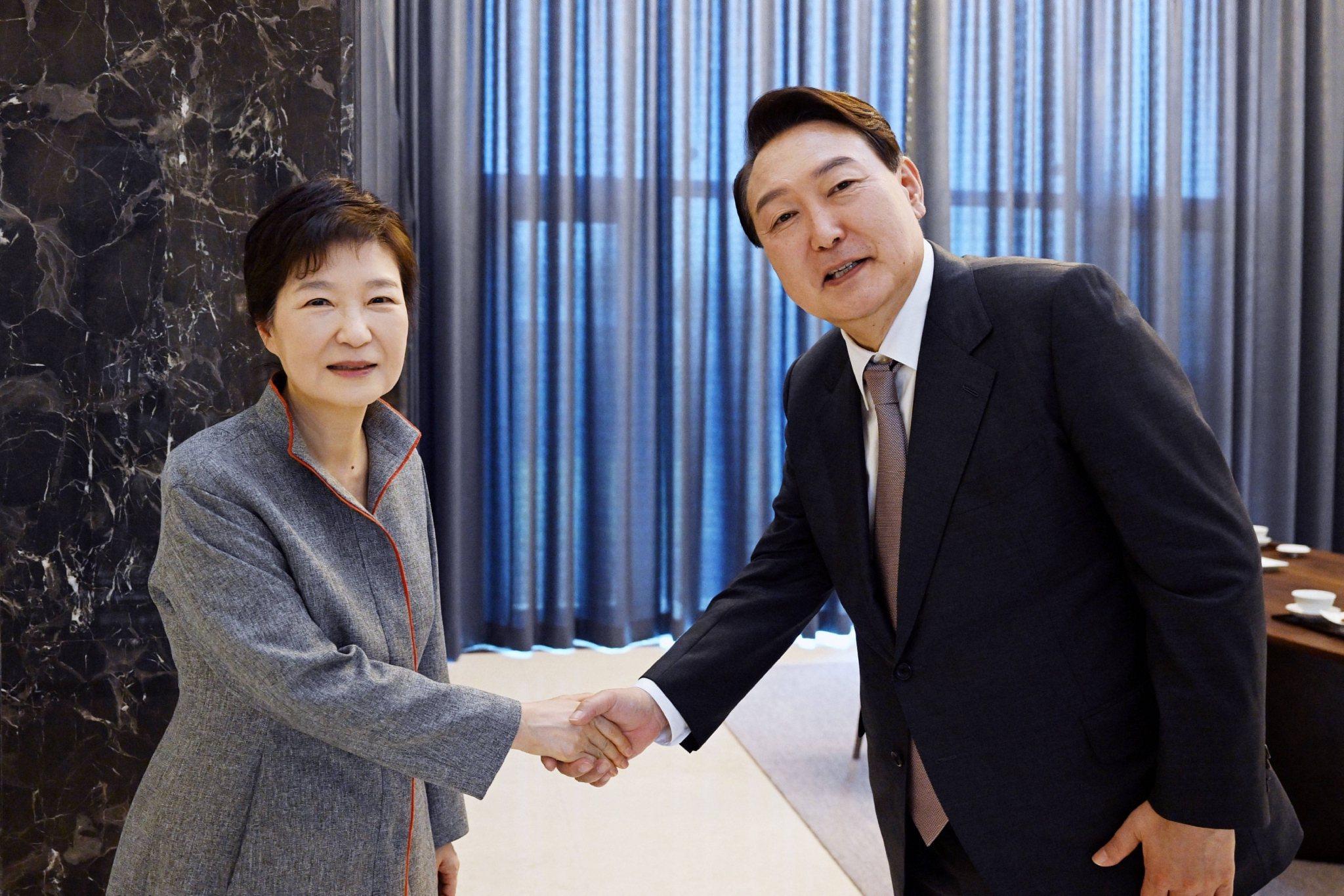 尹锡悦12日前往大邱拜访前总统朴槿惠，邀请朴槿惠出席总统就职典礼。