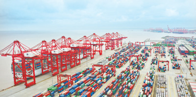 图为4月15日拍摄的上海洋山港集装箱码头。