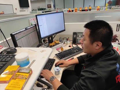 图为:翟云飞在办公 来源:光大保德信基金