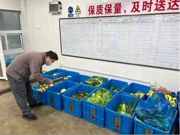  确保每日饲料精准送达。图/上海动物园