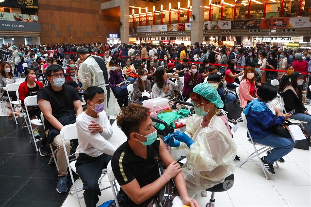 图为16日台北车站疫苗接种站涌入大批人潮
