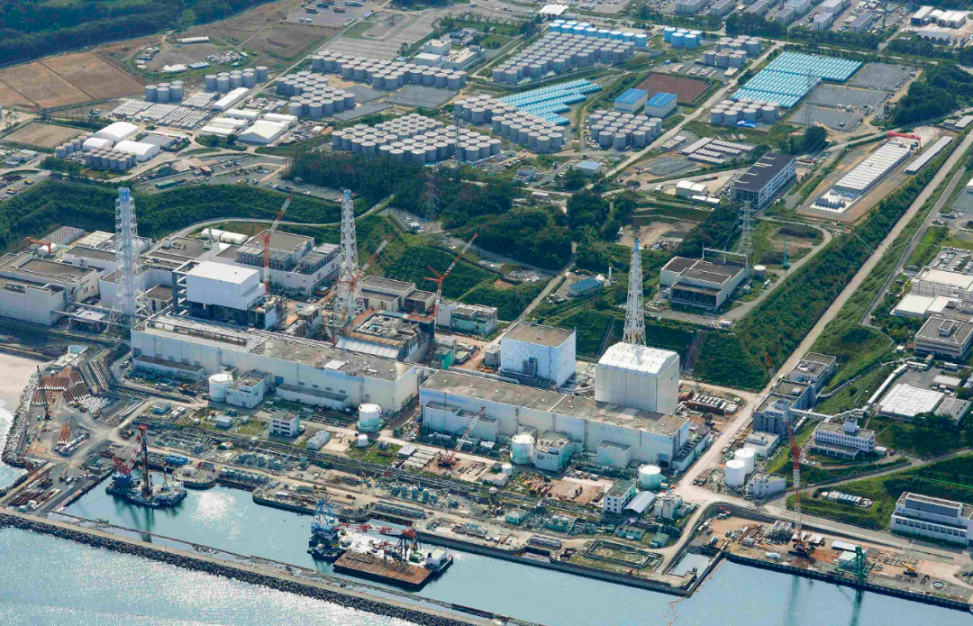 ▲福岛第一核电站及其污水存储罐全景图。图片来源：新华社／路透