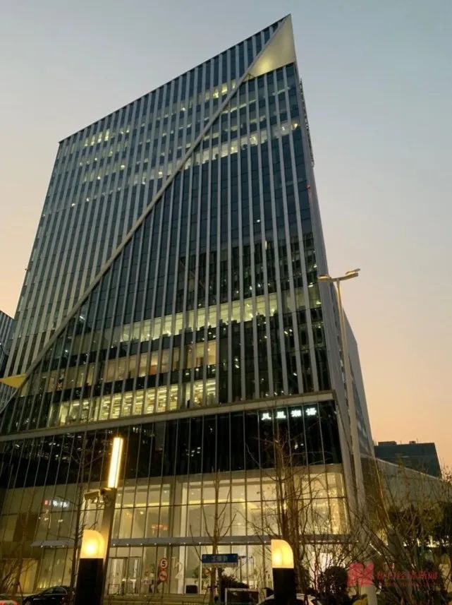 TST庭秘密晶耀前滩T2办公楼外部(图片来源:每经实习记者 朱鹏 摄)