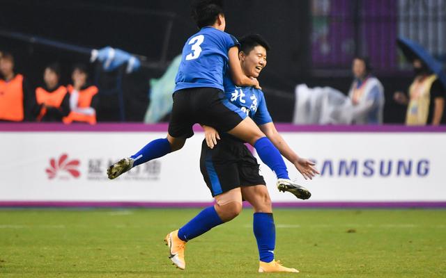 去年陕西全运会女足成年组半决赛，老将马晓旭（右）进球后与队友庆祝。 图/IC photo