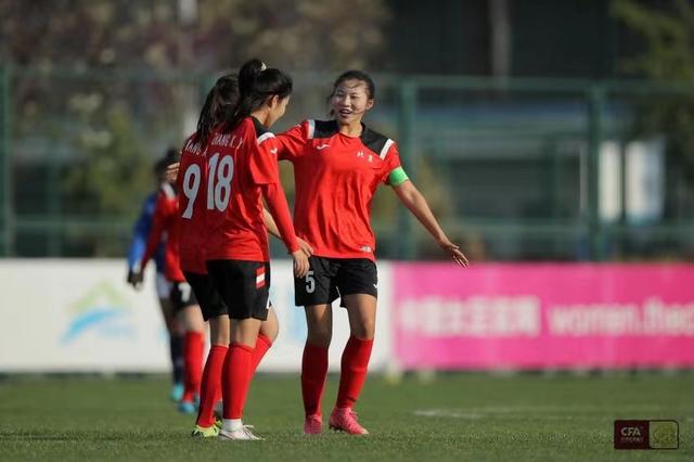 北京女足场上队长于凡（右）在比赛中。 受访者供图