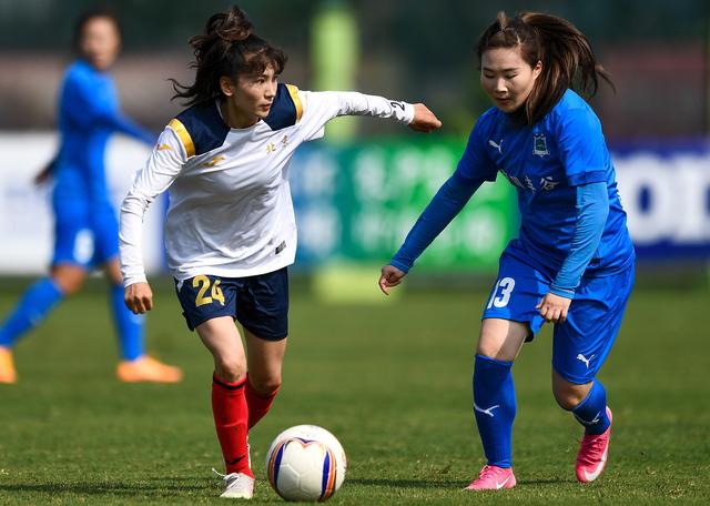 麦迪乃·沙地克（左）在女超联赛中。北京女足一队有15人年龄在25岁以下。 图/新华社