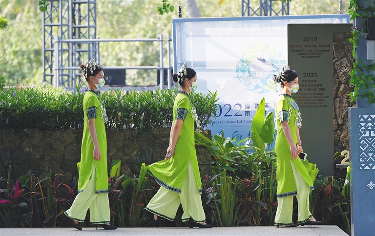 身穿绿色黎族文化元素服饰的服务人员是一道靓丽的风景。海南日报记者 王凯 摄