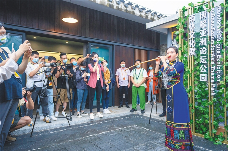 在博鳌亚洲论坛主题公园，媒体记者探访雨林文化展。海南日报记者 袁琛 摄