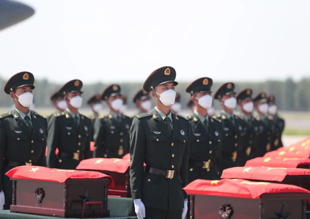 2021年9月2日，第八批在韩志愿军烈士遗骸迎回仪式在沈阳桃仙国际机场举行。109位志愿军烈士英灵及1226件相关遗物回到祖国怀抱。曹舒昊 摄